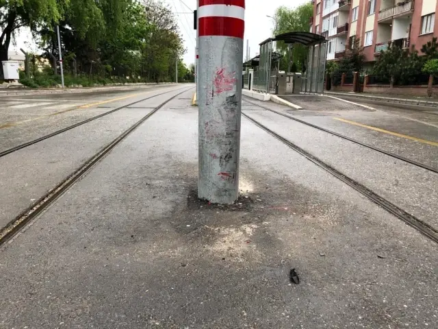 Yol ortasındaki direk sürekli kazaya sebep oluyor Yol ortasındaki direk sürekli kazaya sebep oluyor
