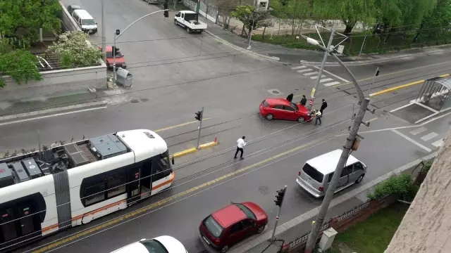 Yol ortasındaki direk sürekli kazaya sebep oluyor Yol ortasındaki direk sürekli kazaya sebep oluyor