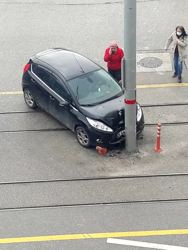 Yol ortasındaki direk sürekli kazaya sebep oluyor Yol ortasındaki direk sürekli kazaya sebep oluyor