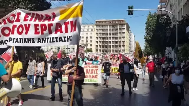 Yunanistan'da gecikmeli 'İşçi Bayramı' yürüyüşü (1) Yunanistan'da gecikmeli 'İşçi Bayramı' yürüyüşü (1)