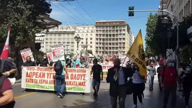 Yunanistan'da gecikmeli 'İşçi Bayramı' yürüyüşü (1) Yunanistan'da gecikmeli 'İşçi Bayramı' yürüyüşü (1)