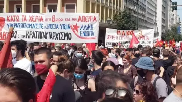 Yunanistan'da gecikmeli 'İşçi Bayramı' yürüyüşü (1) Yunanistan'da gecikmeli 'İşçi Bayramı' yürüyüşü (1)