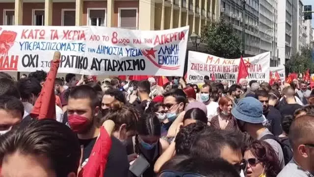 Yunanistan'da gecikmeli 'İşçi Bayramı' yürüyüşü (1) Yunanistan'da gecikmeli 'İşçi Bayramı' yürüyüşü (1)