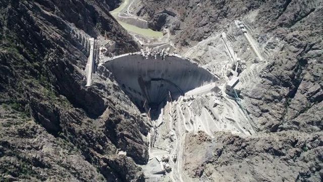 Yusufeli Barajı'nda son metreküp beton döküldü Yusufeli Barajı'nda son metreküp beton döküldü