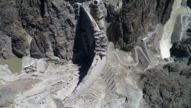 Yusufeli Barajı'nda son metreküp beton döküldü Yusufeli Barajı'nda son metreküp beton döküldü
