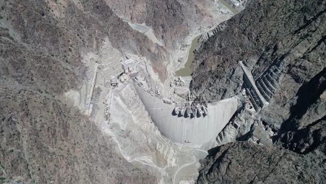 Yusufeli Barajı'nda son metreküp beton döküldü Yusufeli Barajı'nda son metreküp beton döküldü