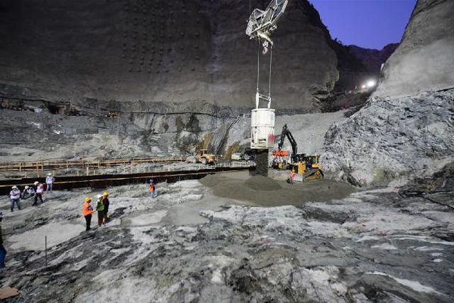 Yusufeli Barajı'nda son metreküp beton döküldü Yusufeli Barajı'nda son metreküp beton döküldü