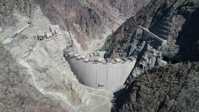Yusufeli Barajı'nda son metreküp beton döküldü Yusufeli Barajı'nda son metreküp beton döküldü