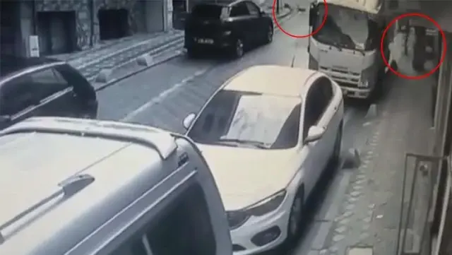 Zeytinburnu'nda çöken binanın altında kalmaktan son anda kurtulan kedi ile kadın anbean kameraya yansıdı Zeytinburnu'nda çöken binanın altında kalmaktan son anda kurtulan kedi ile kadın anbean kameraya yansıdı