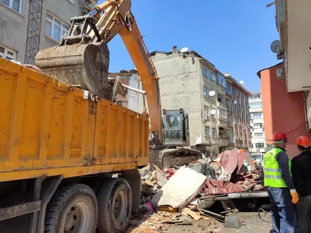 Zeytinburnu'nda yıkılan binanın yapı ruhsatının bulunmadığı ortaya çıktı Zeytinburnu'nda yıkılan binanın yapı ruhsatının bulunmadığı ortaya çıktı