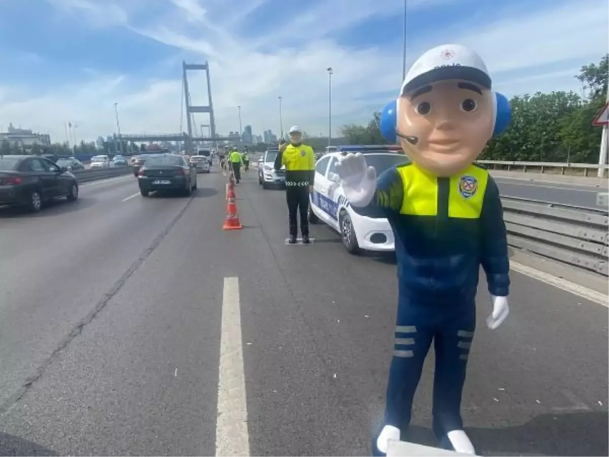 15 Temmuz Şehitler Köprüsü'nde sürücülere trafik haftası hediyesi