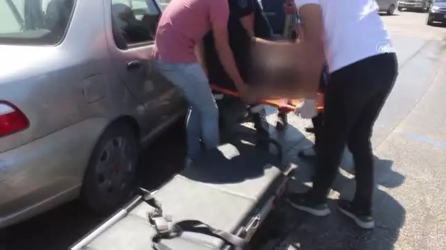 2 otomobil çarpıştı: 3 yaralı 2 otomobil çarpıştı: 3 yaralı