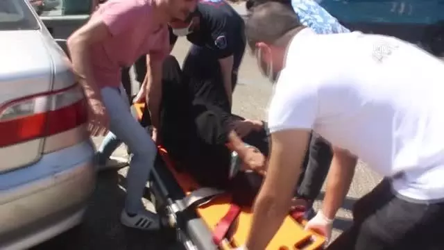 2 otomobil çarpıştı: 3 yaralı 2 otomobil çarpıştı: 3 yaralı