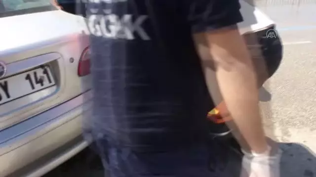 2 otomobil çarpıştı: 3 yaralı 2 otomobil çarpıştı: 3 yaralı