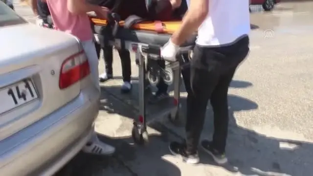 2 otomobil çarpıştı: 3 yaralı 2 otomobil çarpıştı: 3 yaralı