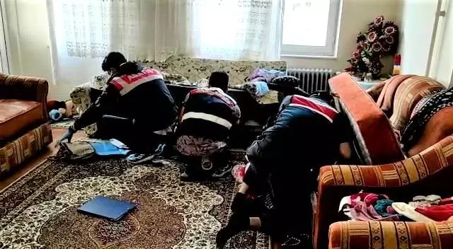 Elazığ'dan gelen 3 mimarı kağıt parçaları ile 200 bin TL dolandıran çete üyeleri tutuklandı Elazığ'dan gelen 3 mimarı kağıt parçaları ile 200 bin TL dolandıran çete üyeleri tutuklandı