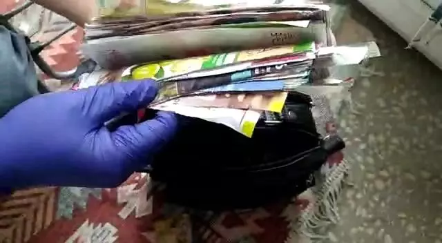 Elazığ'dan gelen 3 mimarı kağıt parçaları ile 200 bin TL dolandıran çete üyeleri tutuklandı Elazığ'dan gelen 3 mimarı kağıt parçaları ile 200 bin TL dolandıran çete üyeleri tutuklandı