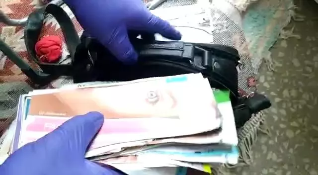 Elazığ'dan gelen 3 mimarı kağıt parçaları ile 200 bin TL dolandıran çete üyeleri tutuklandı Elazığ'dan gelen 3 mimarı kağıt parçaları ile 200 bin TL dolandıran çete üyeleri tutuklandı