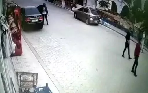 Elazığ'dan gelen 3 mimarı kağıt parçaları ile 200 bin TL dolandıran çete üyeleri tutuklandı Elazığ'dan gelen 3 mimarı kağıt parçaları ile 200 bin TL dolandıran çete üyeleri tutuklandı