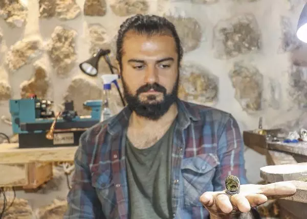 4 BİN METREKAREYE KURULU SÜLEYMANİYE CAMİİ'Nİ YÜZÜK TAŞINA SIĞDIRDI 4 BİN METREKAREYE KURULU SÜLEYMANİYE CAMİİ'Nİ YÜZÜK TAŞINA SIĞDIRDI