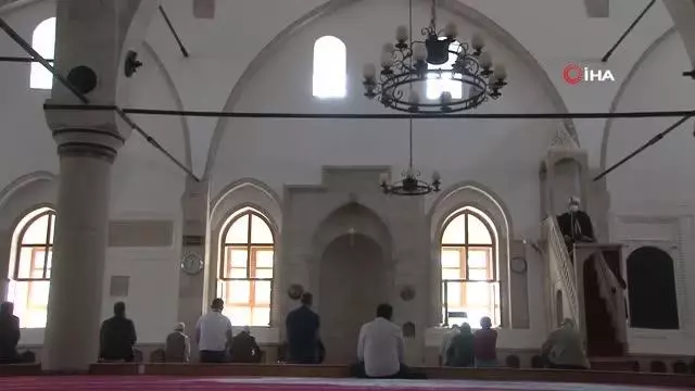 558 yıllık camide bir yılın ardından ilk Cuma kılındı