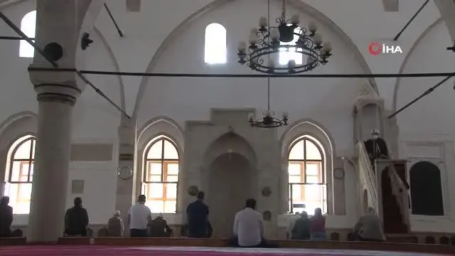 558 yıllık camide bir yılın ardından ilk Cuma kılındı