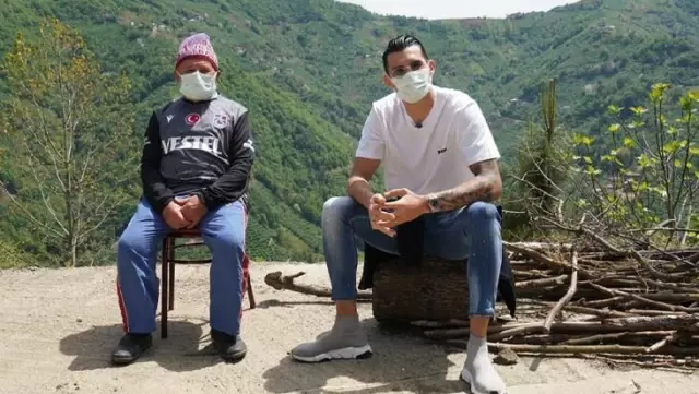 83 yaşındaki Ahmet dede, ziyaretine gelen Uğurcan Çakır'a akıl verdi: 25'i almadan sakın ayrılma 83 yaşındaki Ahmet dede, ziyaretine gelen Uğurcan Çakır'a akıl verdi: 25'i almadan sakın ayrılma