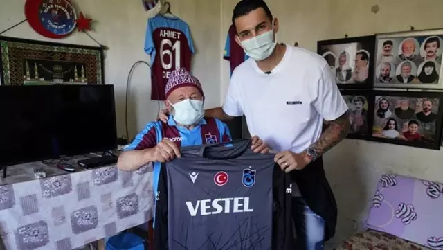 83 yaşındaki Ahmet dede, ziyaretine gelen Uğurcan Çakır'a akıl verdi: 25'i almadan sakın ayrılma 83 yaşındaki Ahmet dede, ziyaretine gelen Uğurcan Çakır'a akıl verdi: 25'i almadan sakın ayrılma