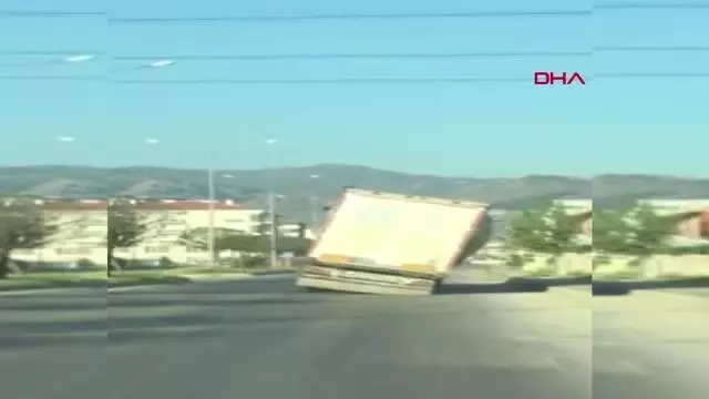 AFYONKARAHİSAR TIR'IN TEHLİKELİ YOLCULUĞU KAMERADA AFYONKARAHİSAR TIR'IN TEHLİKELİ YOLCULUĞU KAMERADA