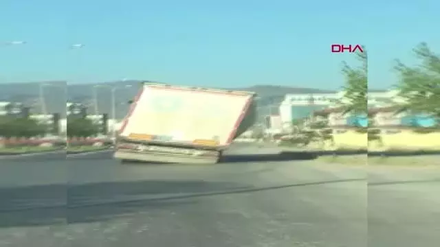AFYONKARAHİSAR TIR'IN TEHLİKELİ YOLCULUĞU KAMERADA AFYONKARAHİSAR TIR'IN TEHLİKELİ YOLCULUĞU KAMERADA