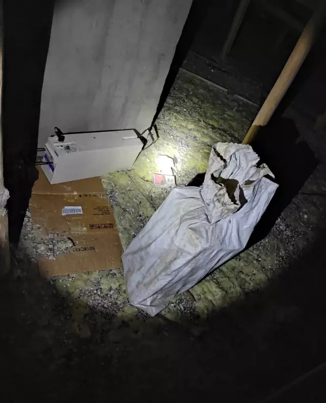 Ağrı'da baz istasyonlarından akü çalmaya çalışan hırsızlar yakalandı Ağrı'da baz istasyonlarından akü çalmaya çalışan hırsızlar yakalandı