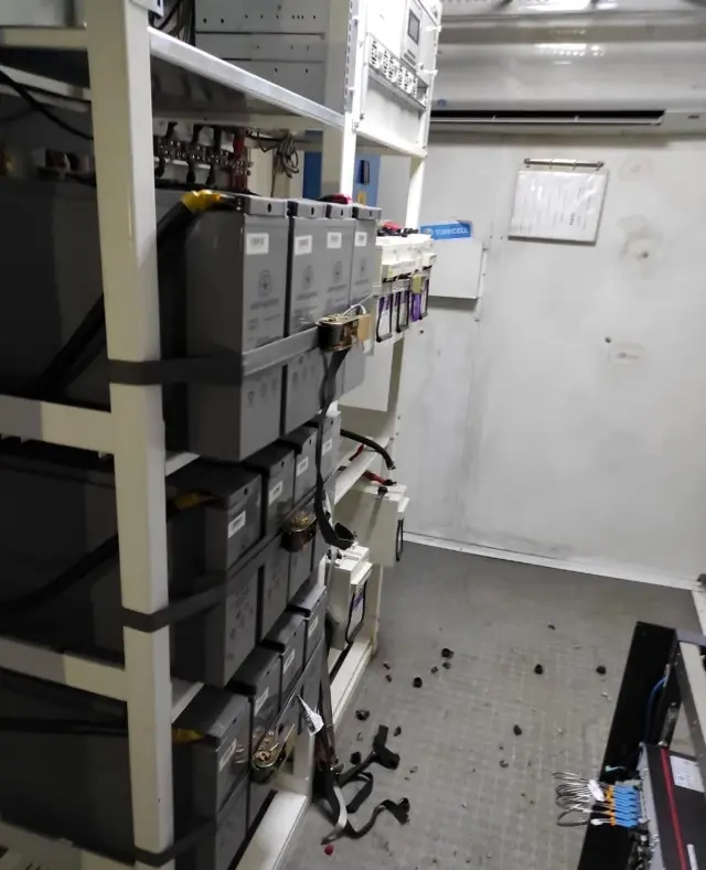 Ağrı'da baz istasyonlarından akü çalmaya çalışan hırsızlar yakalandı Ağrı'da baz istasyonlarından akü çalmaya çalışan hırsızlar yakalandı