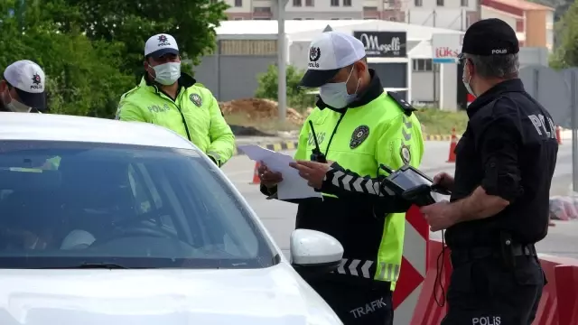 Akdeniz'in en çok vaka görülen İli Isparta'ya girişte araçlar tek tek durduruluyor Akdeniz'in en çok vaka görülen İli Isparta'ya girişte araçlar tek tek durduruluyor