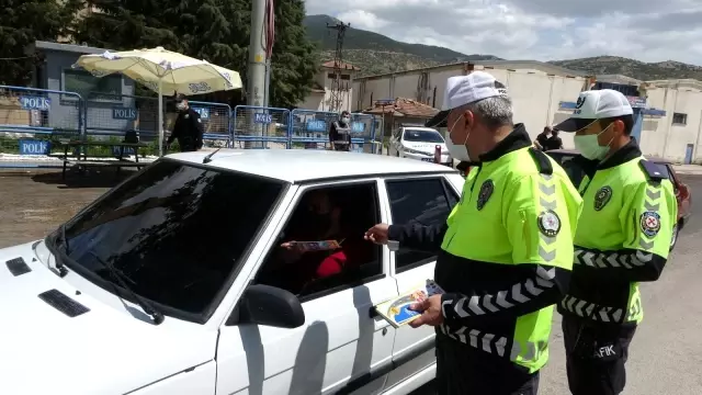 Akdeniz'in en çok vaka görülen İli Isparta'ya girişte araçlar tek tek durduruluyor Akdeniz'in en çok vaka görülen İli Isparta'ya girişte araçlar tek tek durduruluyor