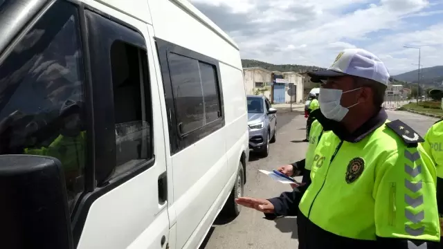 Akdeniz'in en çok vaka görülen İli Isparta'ya girişte araçlar tek tek durduruluyor Akdeniz'in en çok vaka görülen İli Isparta'ya girişte araçlar tek tek durduruluyor
