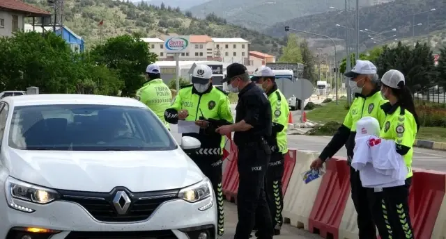 Akdeniz'in en çok vaka görülen İli Isparta'ya girişte araçlar tek tek durduruluyor Akdeniz'in en çok vaka görülen İli Isparta'ya girişte araçlar tek tek durduruluyor