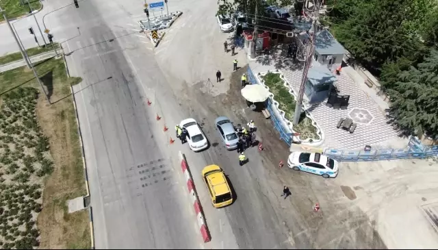 Akdeniz'in en çok vaka görülen İli Isparta'ya girişte araçlar tek tek durduruluyor Akdeniz'in en çok vaka görülen İli Isparta'ya girişte araçlar tek tek durduruluyor