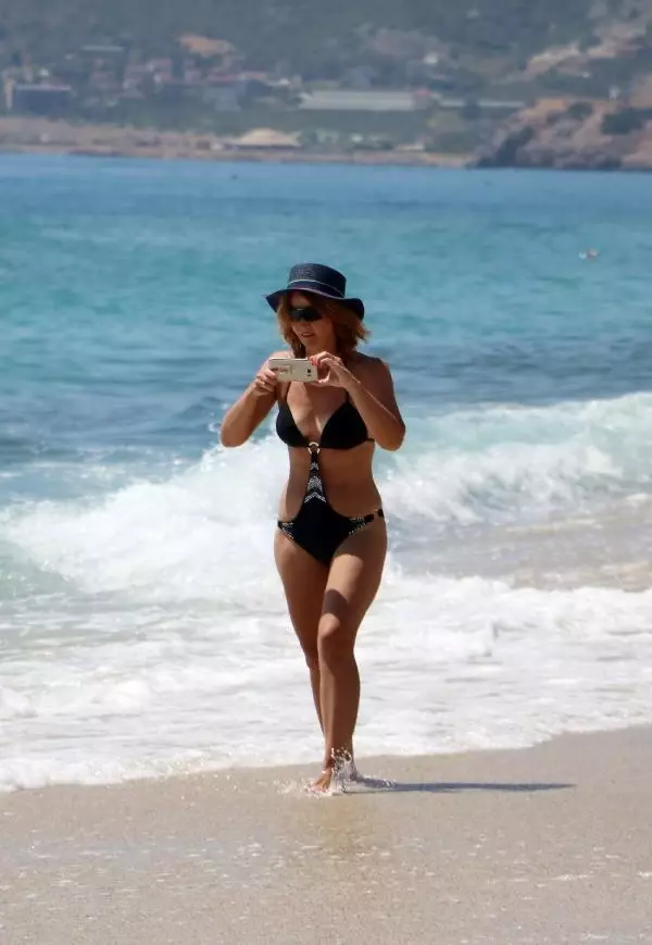 Alanya'da kısıtlamada turistler plajlara akın etti Alanya'da kısıtlamada turistler plajlara akın etti