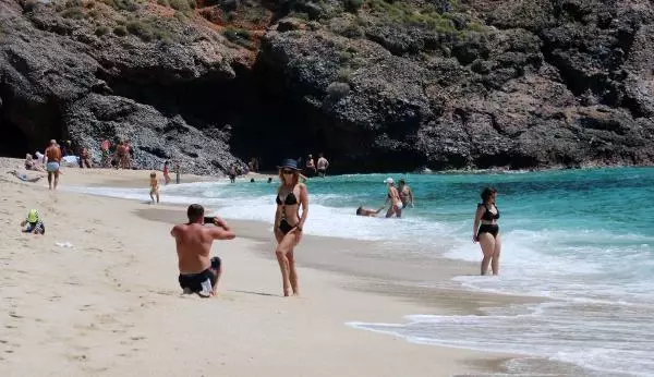 Alanya'da kısıtlamada turistler plajlara akın etti Alanya'da kısıtlamada turistler plajlara akın etti