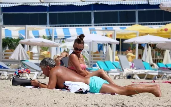 Alanya'da kısıtlamada turistler plajlara akın etti Alanya'da kısıtlamada turistler plajlara akın etti