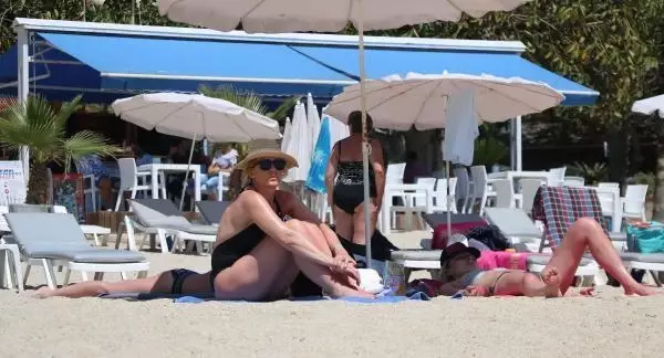 Alanya'da kısıtlamada turistler plajlara akın etti Alanya'da kısıtlamada turistler plajlara akın etti