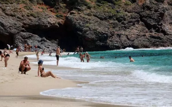 Alanya'da kısıtlamada turistler plajlara akın etti Alanya'da kısıtlamada turistler plajlara akın etti