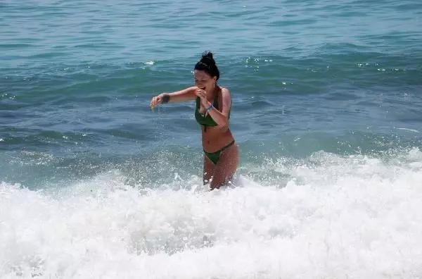 Alanya'da kısıtlamada turistler plajlara akın etti Alanya'da kısıtlamada turistler plajlara akın etti