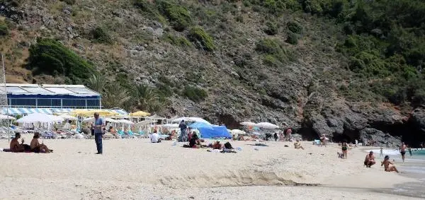 Alanya'da kısıtlamada turistler plajlara akın etti Alanya'da kısıtlamada turistler plajlara akın etti
