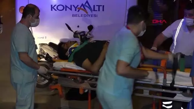 ANTALYA MOTOSİKLETLİ KURYE PARK HALİNDEKİ OTOBÜSE ÇARPIP YARALANDI ANTALYA MOTOSİKLETLİ KURYE PARK HALİNDEKİ OTOBÜSE ÇARPIP YARALANDI