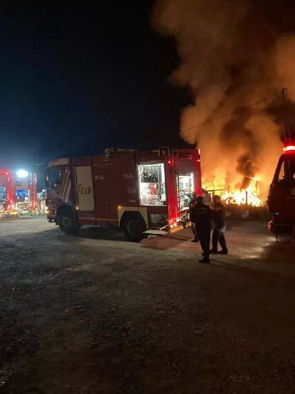 ARNAVUTKÖY'DE GECEKONDU ALEV ALEV YANDI ARNAVUTKÖY'DE GECEKONDU ALEV ALEV YANDI