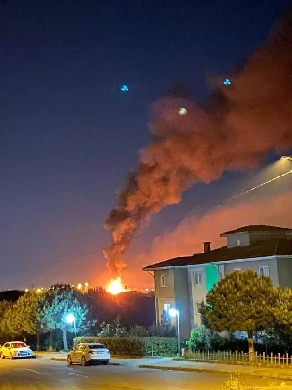 ARNAVUTKÖY'DE GECEKONDU ALEV ALEV YANDI ARNAVUTKÖY'DE GECEKONDU ALEV ALEV YANDI