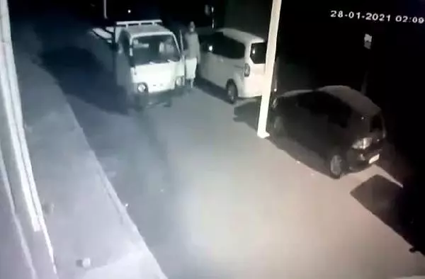 AVCILAR'DA ÇALDIKLARI KAMYONETİ BATTANİYE İLE ÖRTEN 2 ŞÜPHELİ YAKALANDI AVCILAR'DA ÇALDIKLARI KAMYONETİ BATTANİYE İLE ÖRTEN 2 ŞÜPHELİ YAKALANDI