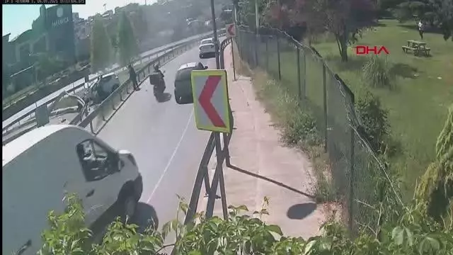 Son dakika haber... BAĞCILAR'DA VİRAJA HIZLA GİREN OTOMOBİL BARİYERE ÇARPTI; KAZA ANI KAMERADA Son dakika haber... BAĞCILAR'DA VİRAJA HIZLA GİREN OTOMOBİL BARİYERE ÇARPTI; KAZA ANI KAMERADA