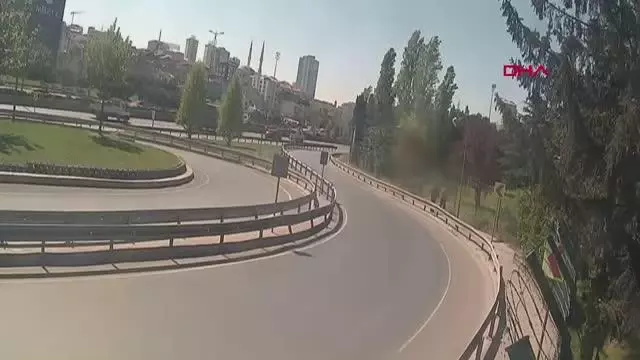 Son dakika haber... BAĞCILAR'DA VİRAJA HIZLA GİREN OTOMOBİL BARİYERE ÇARPTI; KAZA ANI KAMERADA Son dakika haber... BAĞCILAR'DA VİRAJA HIZLA GİREN OTOMOBİL BARİYERE ÇARPTI; KAZA ANI KAMERADA